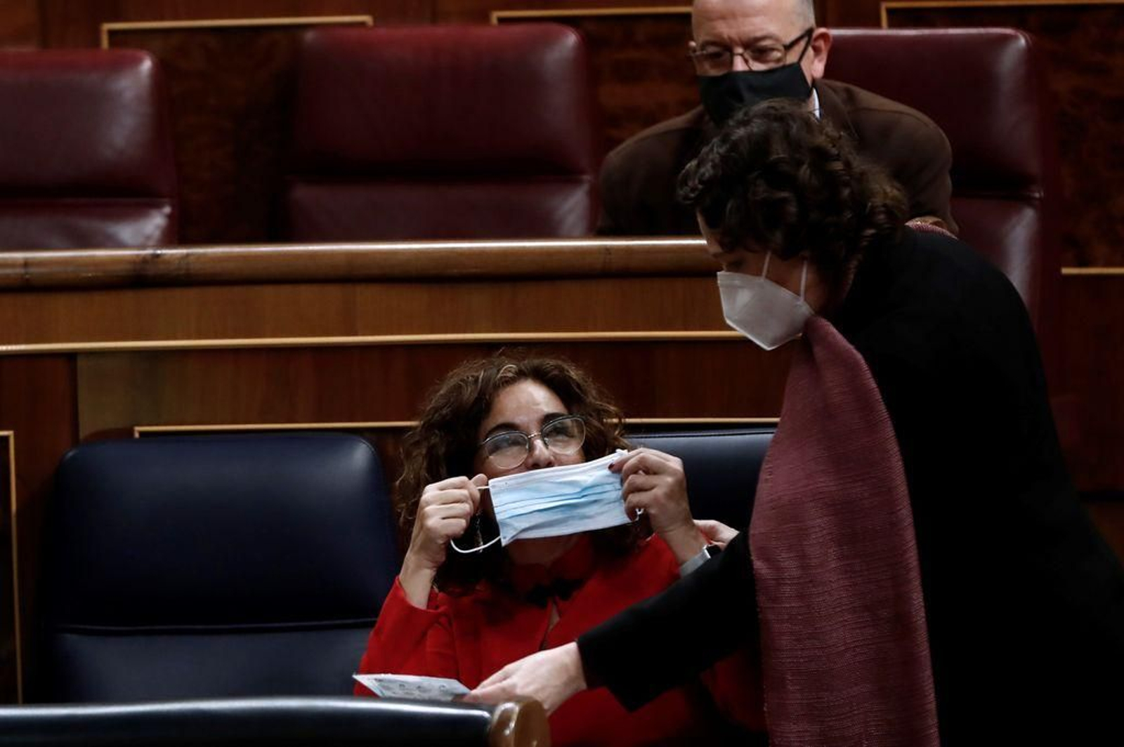 María Je´sus Montero, poniéndose una mascarilla durante el pleno en el Congreso de los Diputados.