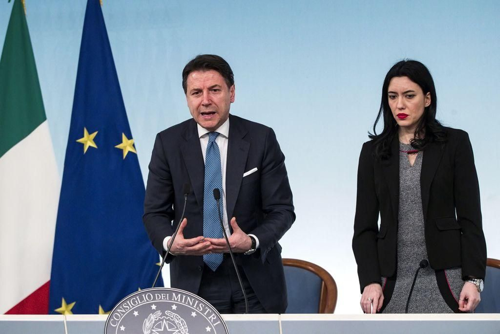Giuseppe Conte y la ministra de educación Lucia Azzolina.