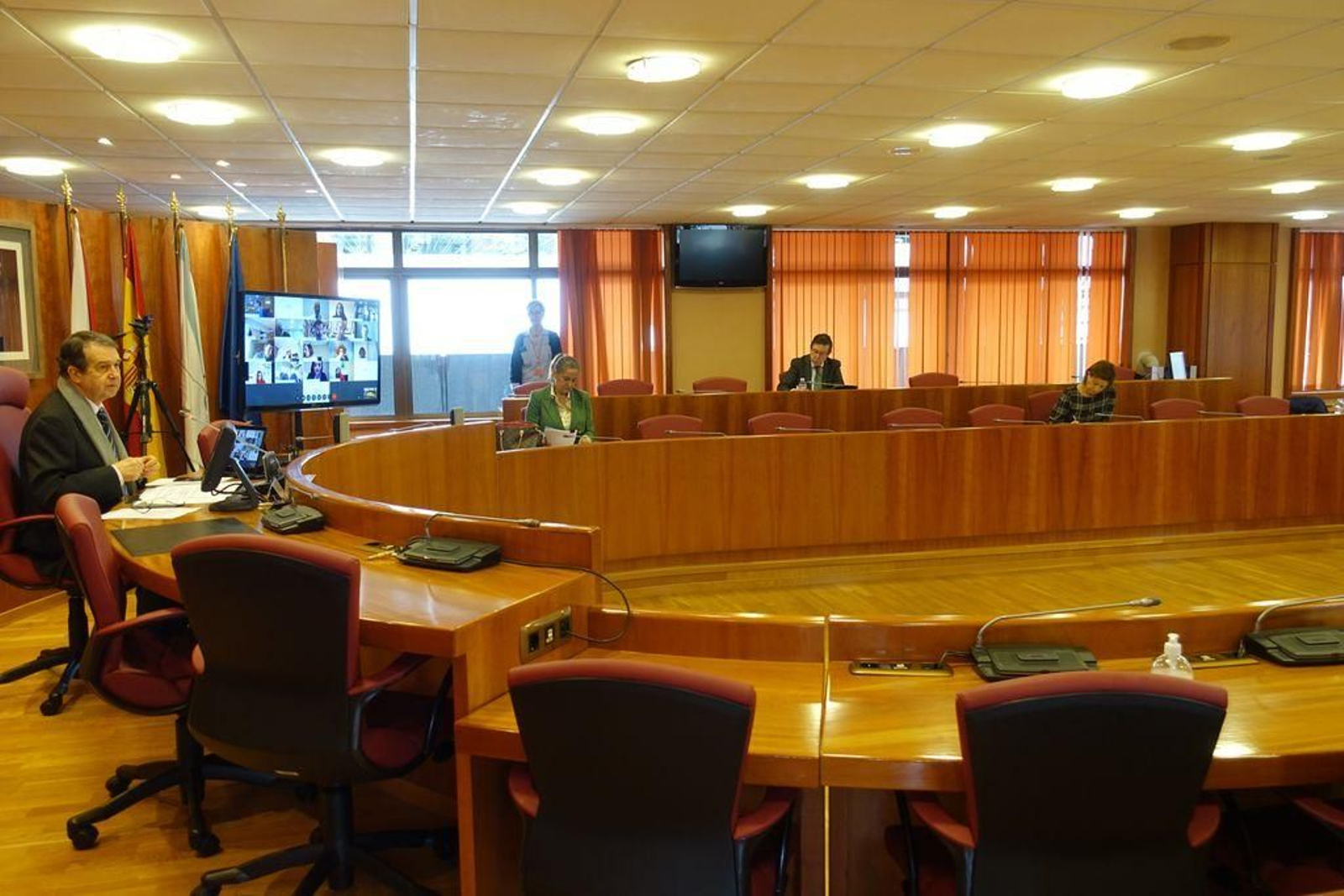 El pleno, al que solo asistieron el alcalde, tenientes de alcalde y portavoces. El resto de concejales, en la pantalla, desde sus casas.