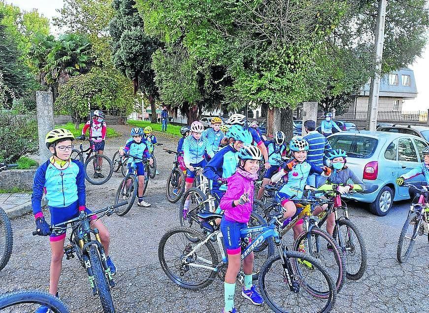 El sonriente pelotón del Triatlón Mar de Vigo, en la salida a Pontevedra.