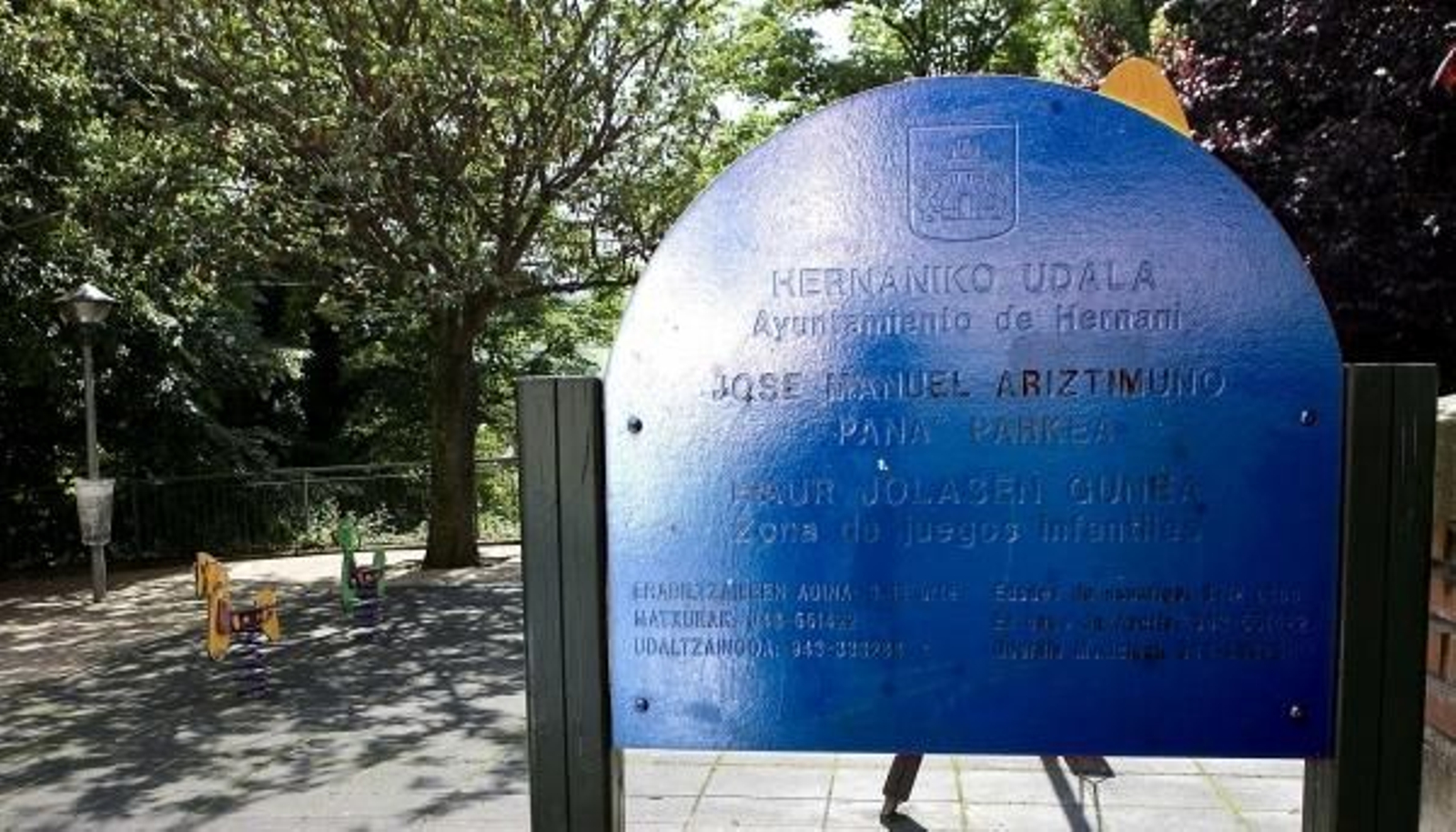 Placa en homenaje al etarra José Aristimuño 'Pana'. (Foto: Javier Etxezarreta)