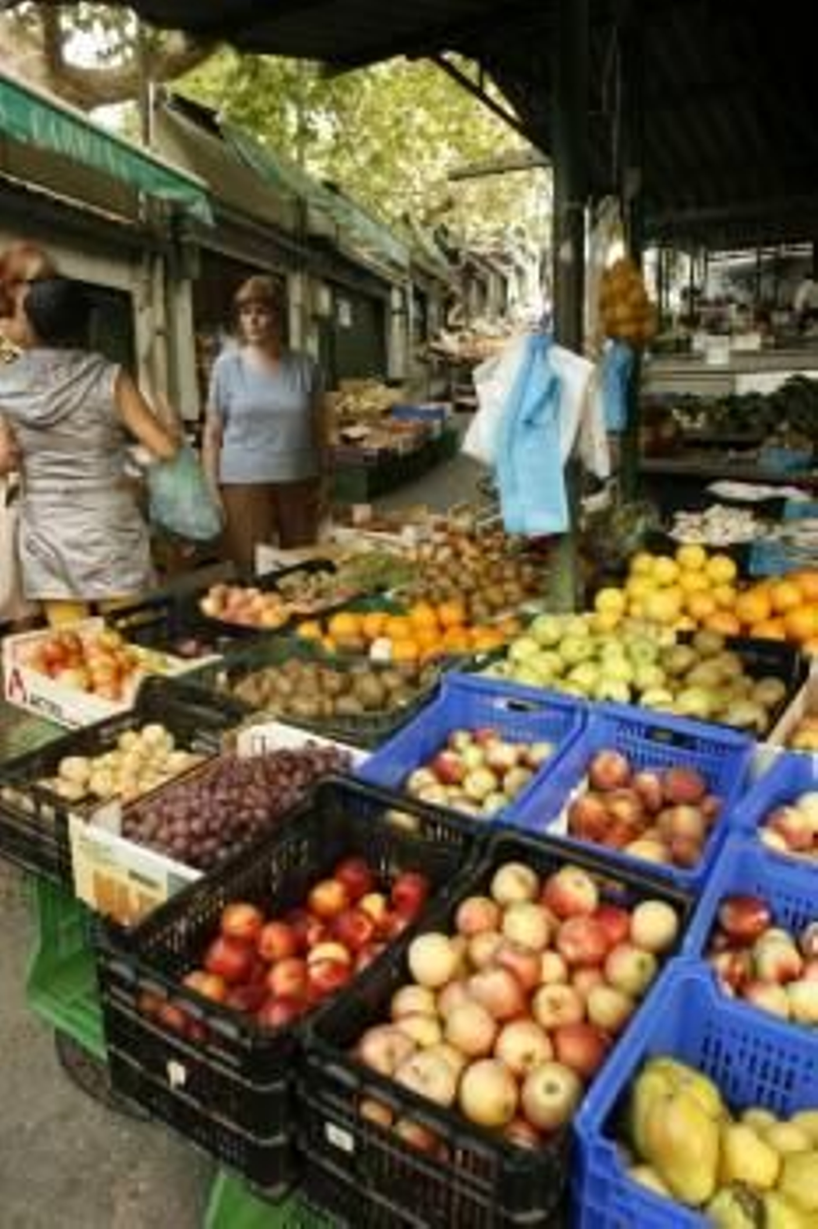 Puesto de frutas en la Praza de Abastos de Ourense. (Foto: MIGUEL ÁNGEL)