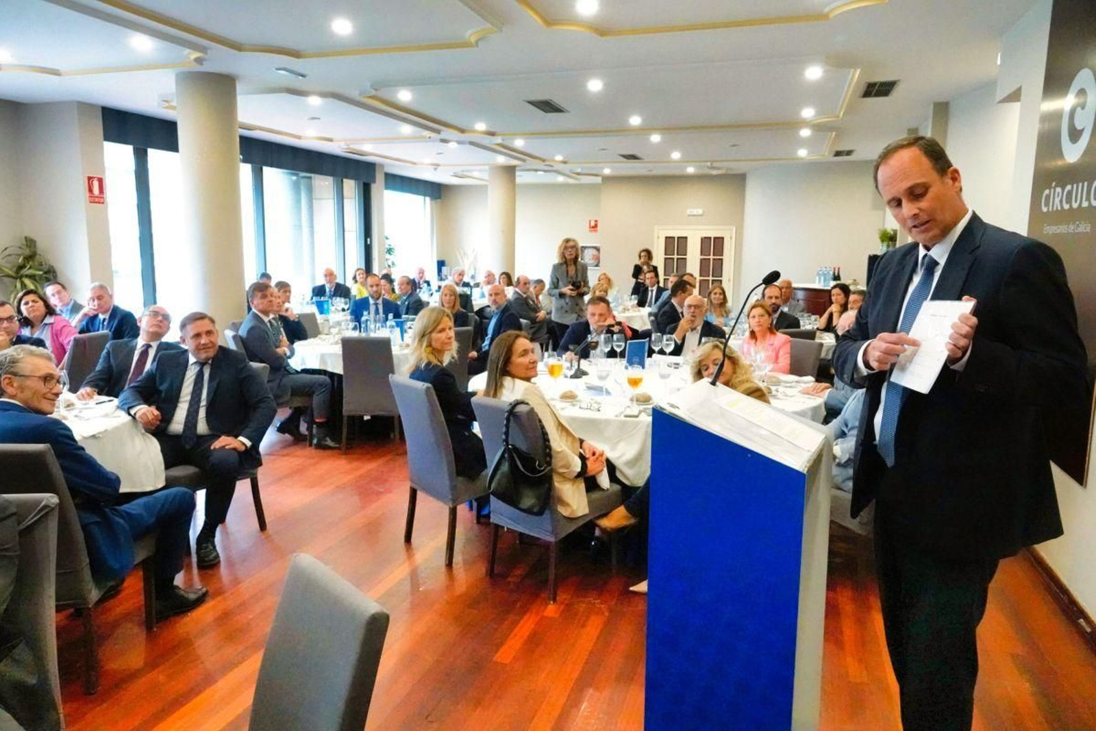 Carlos Botana, ayer en la tribuna de Círculo de Empresarios, mostrando un gráfico de la evolución del Puerto de Vigo.