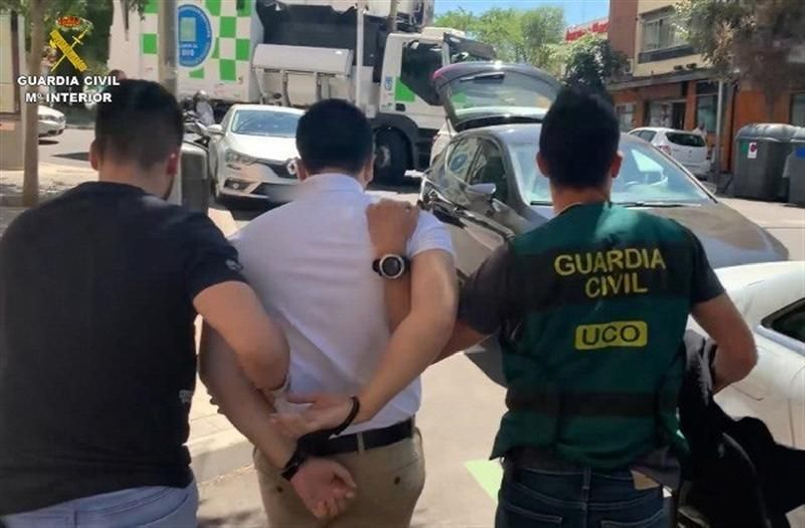 Detención del presunto estafador por miembros de la UCO de la Guardia Civil en Madrid.