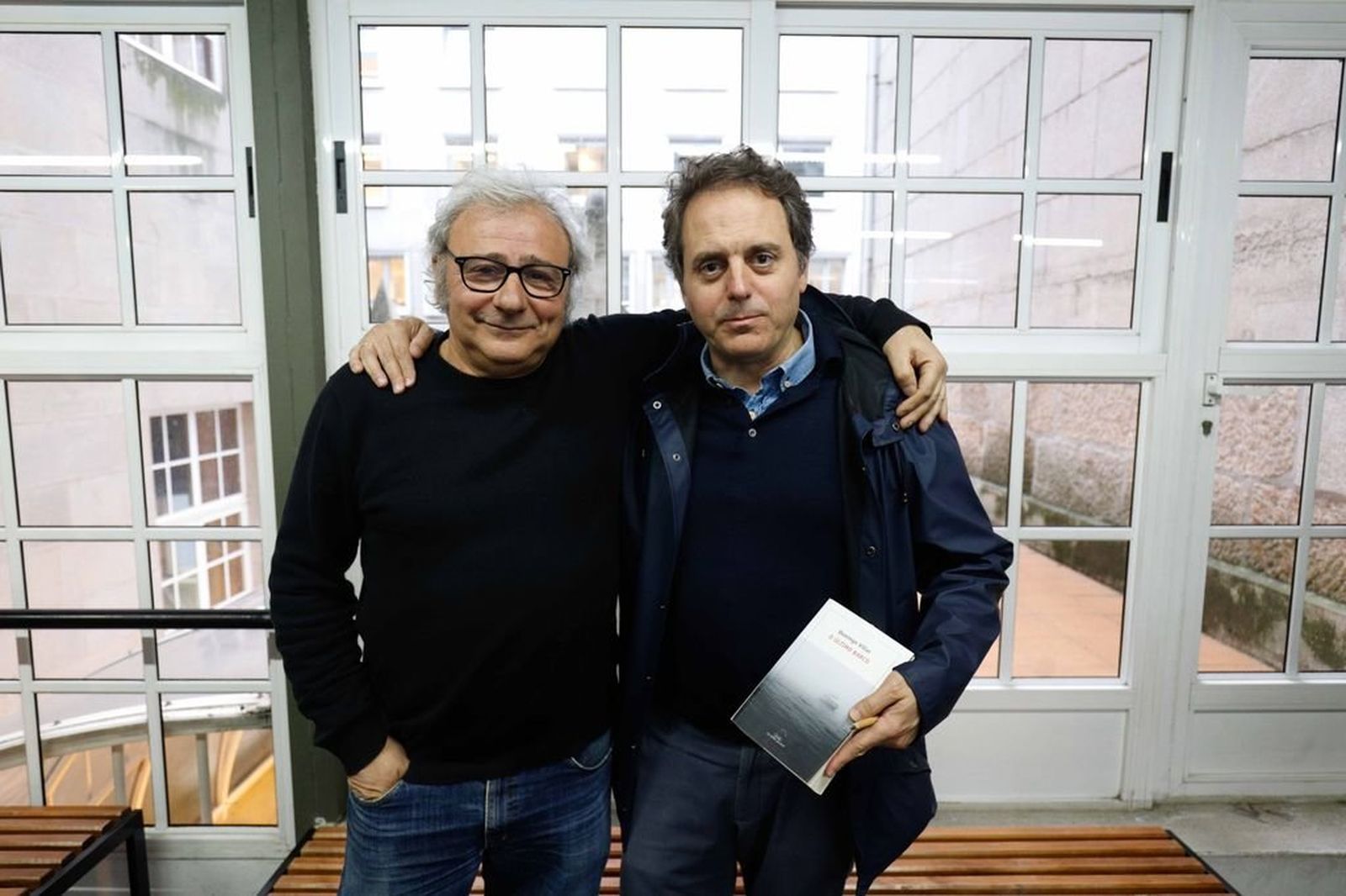 Domingo Villar (dereita), xunto ao mestre de cerámica, Miguel Vázquez.