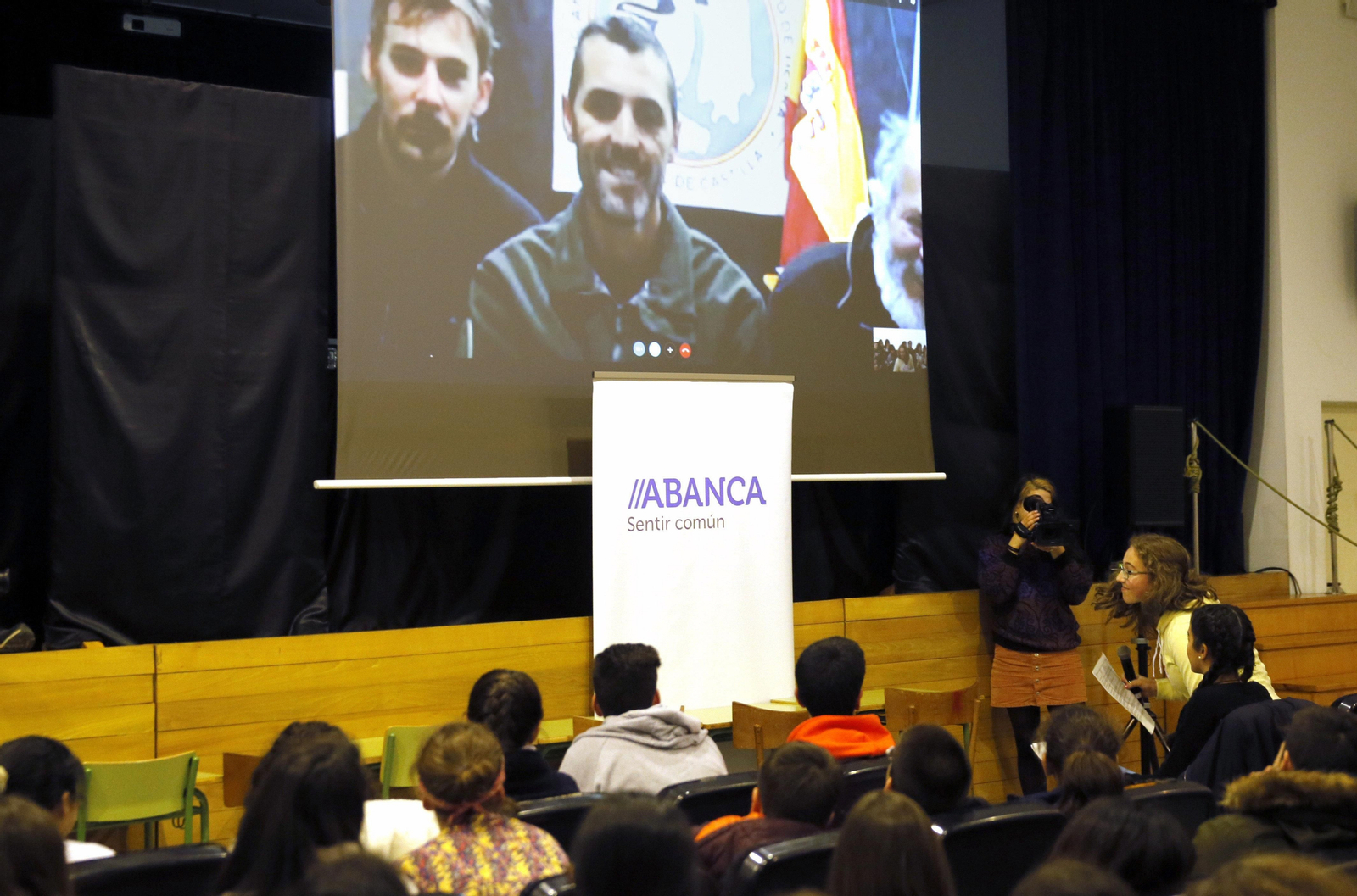 El comandante de la base española en la Antártida Daniel Vélez, se dirige a los escolares.