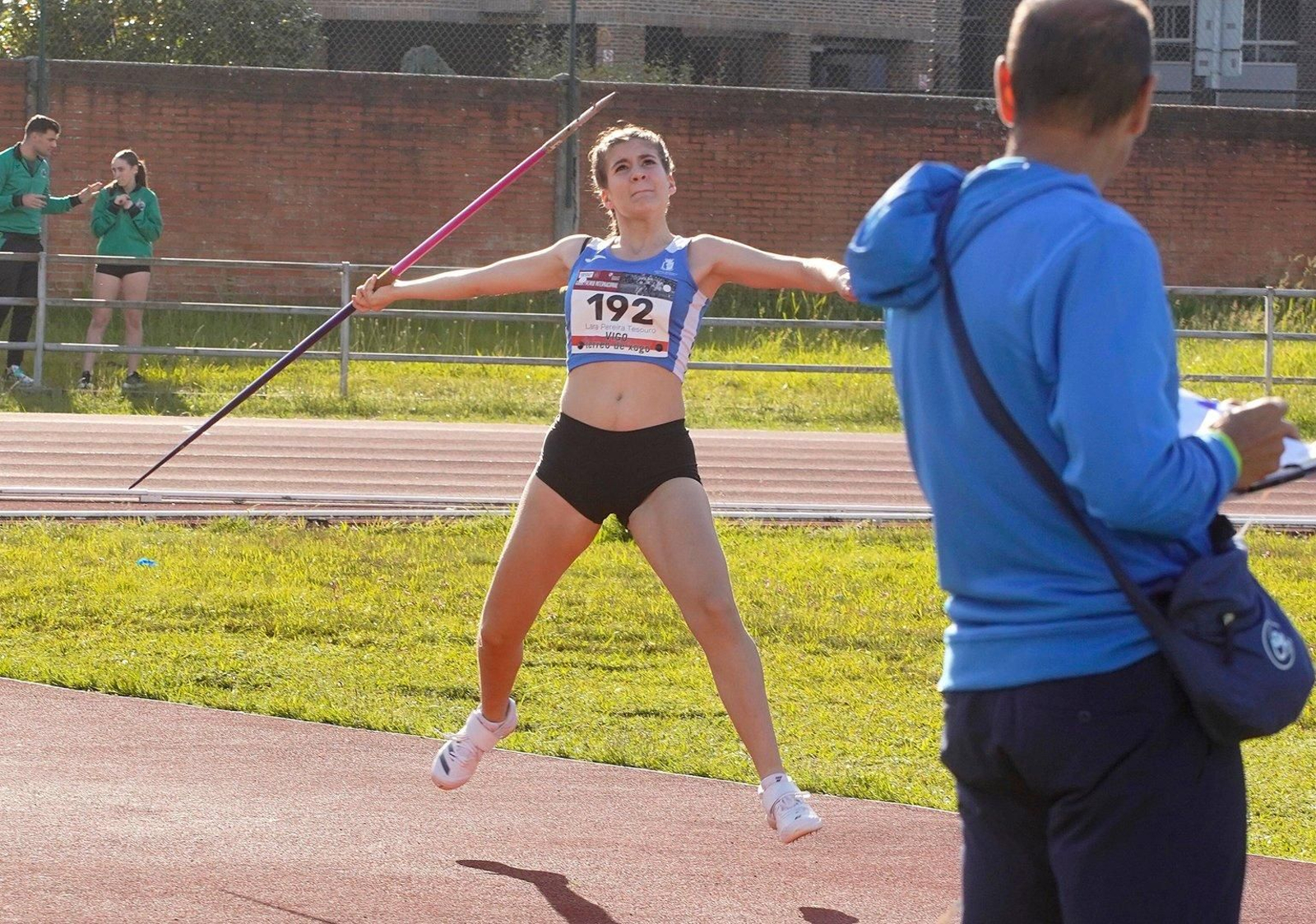 Lanzamiento de jabalina en el Gran Premio Cidade de Vigo de atletismo.