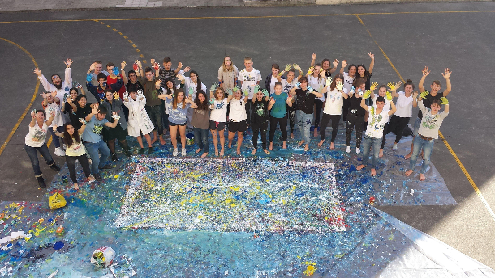 Alumnos del instituto Politécnico y alumnos de un centro educativo de Hamburgo realizaron un gran mural. Arriba, en la playa de Samil.