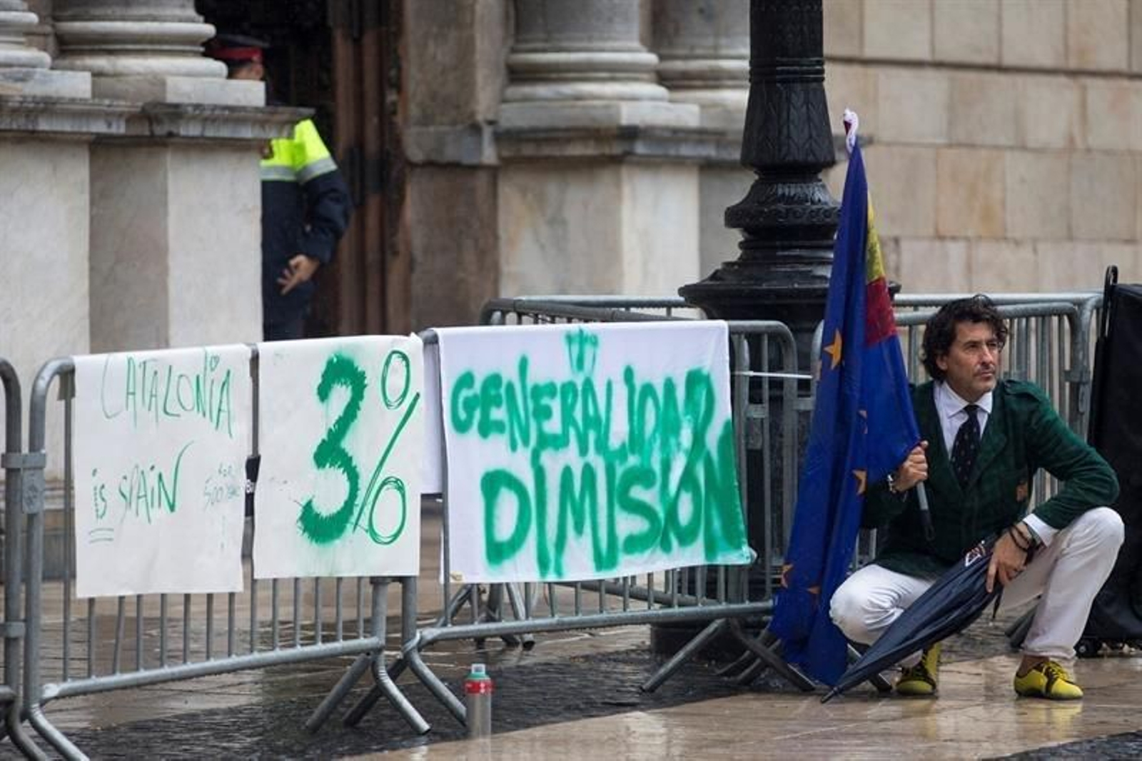 Álvaro de Marichalar protesta desde esta mañana ante el Palau de la Generalitat