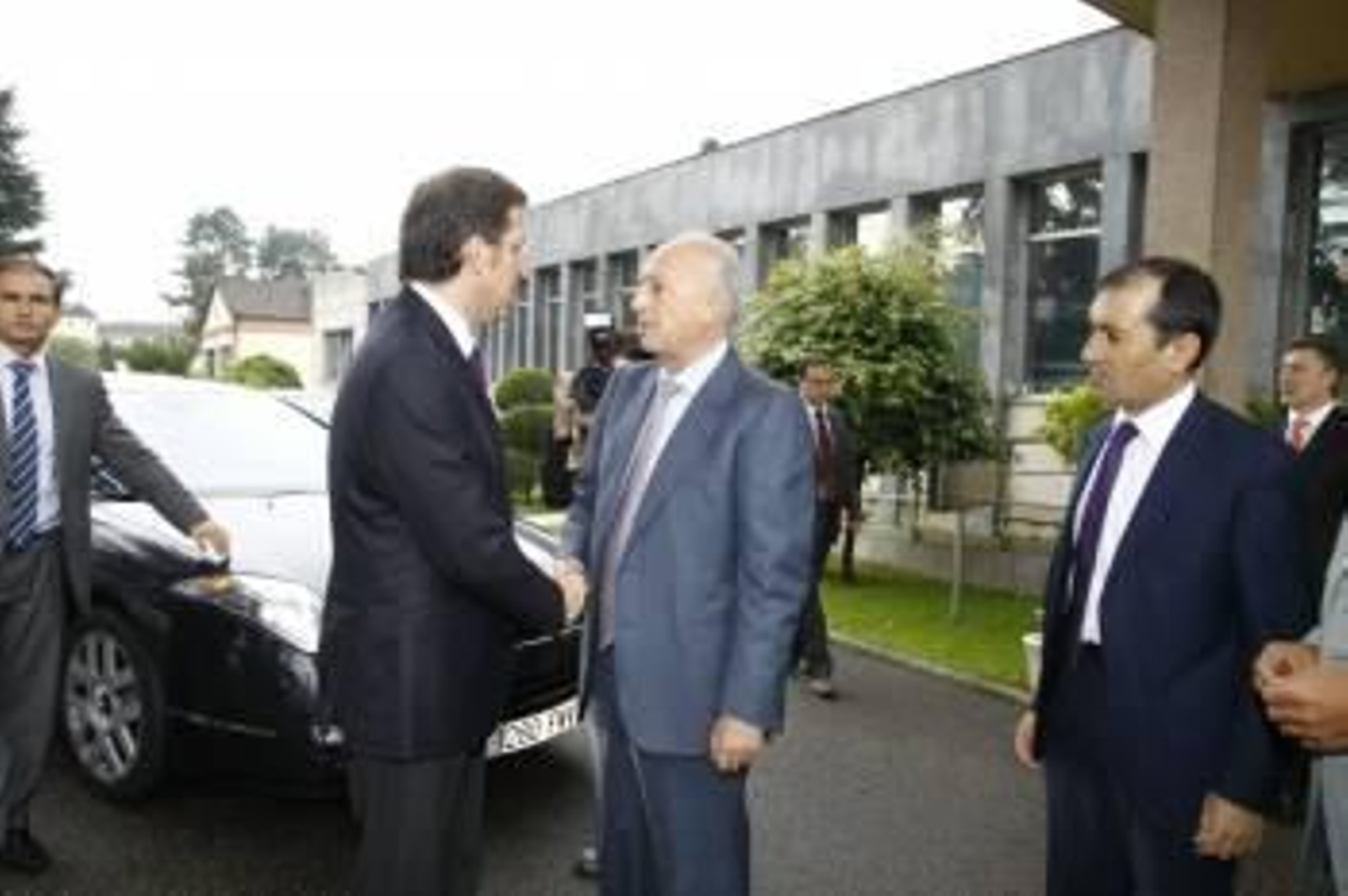 El presidente de la Xunta, Núñez Feijóo, saluda al del Grupo CZ, Pedro Fernández.