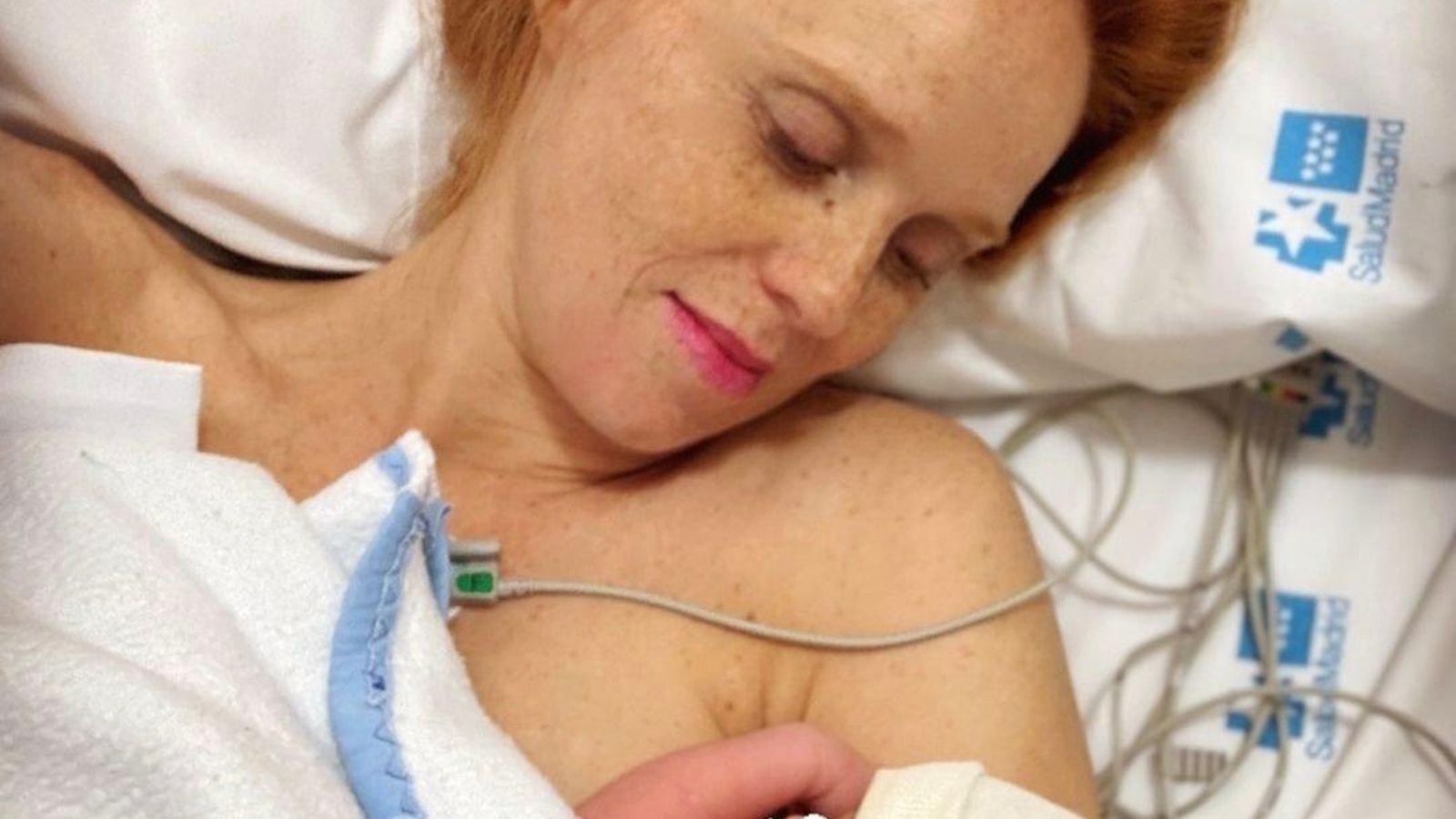 María Castro con su hija en brazos.