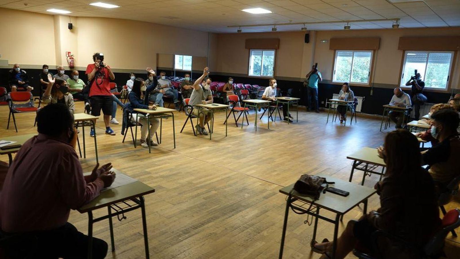 El pleno de investidura del nuevo alcalde de Vilaboa, el socialista César Poza, contó con la presencia de vecinos que querían seguir el acto.