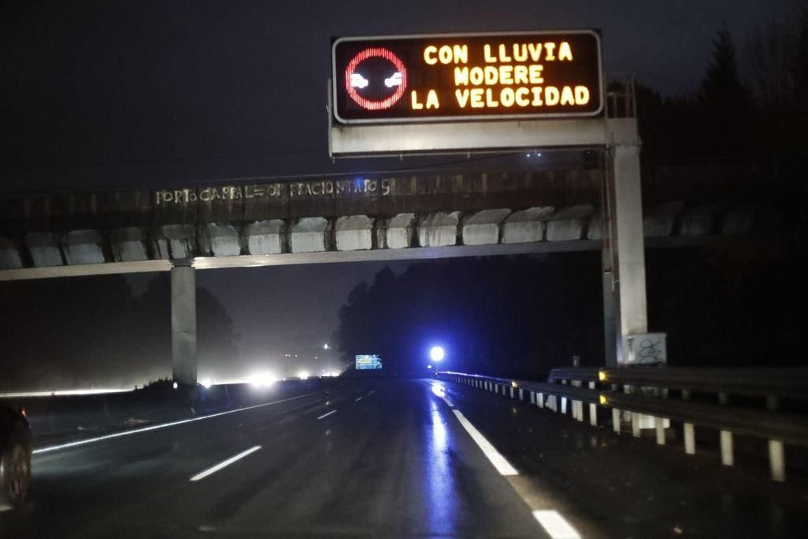 Autovía del Morrazo y Autopista del Atlántico entre Madroa y Peinador, dos tramos con circulación intensa de día y de noche, no cuentan con ninguna iluminación y la conducción resulta compleja con lluvia y niebla.