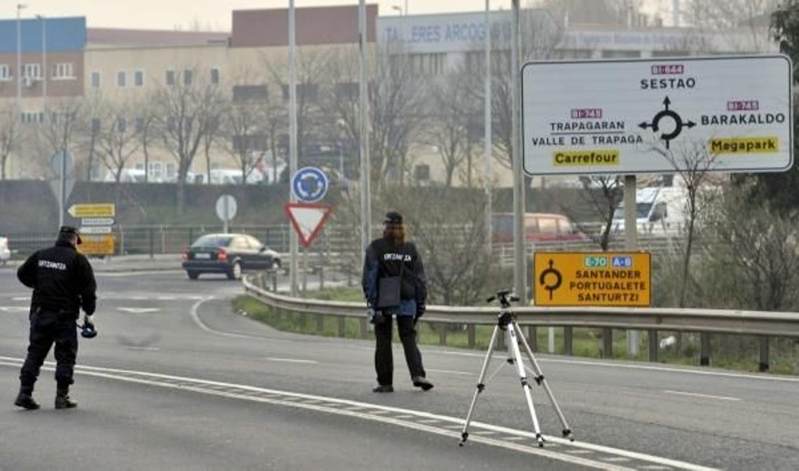 Dos ertzaintzas, en el lugar donde fue atropellado mortalmente uno de sus compañeros. (Foto: Miguel Toña)