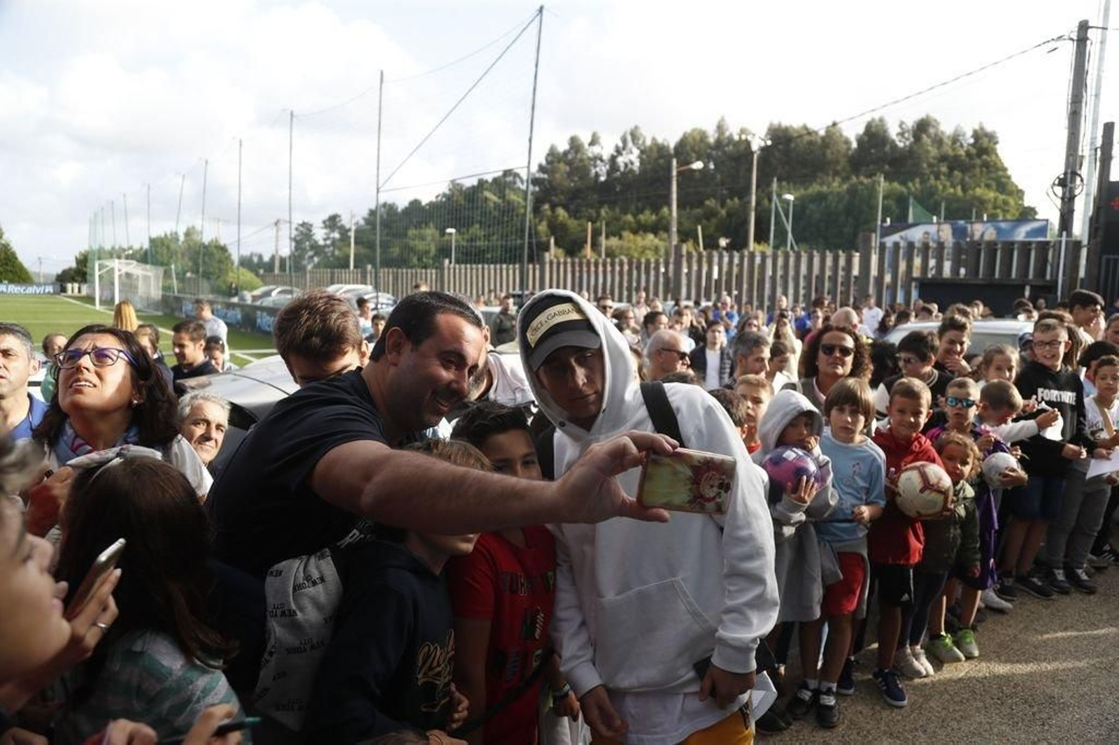 Mor se dio su último baño de masas en Vigo el pasado lunes; ayer ya pasó por A Madroa para despedirse.