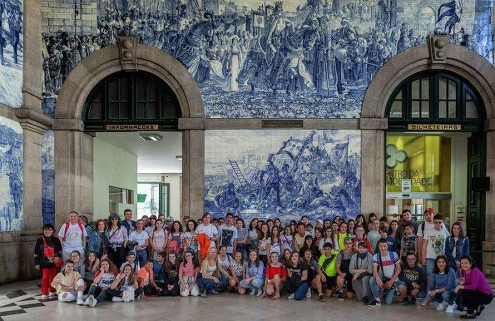 Foto de familia en Lisboa de los participantes de los siete centros de secundaria gallegos.