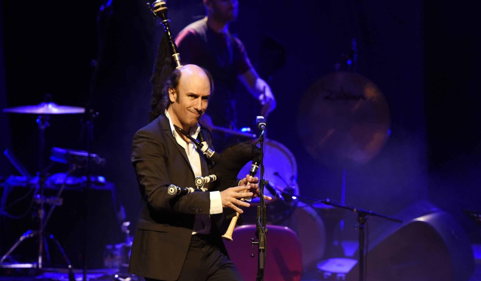 Carlos Núñez llenó el escenario con su energía, recuperando los temas que lo hicieron famoso hace 20 años con su primer disco “A Irmandade das Estrelas”.