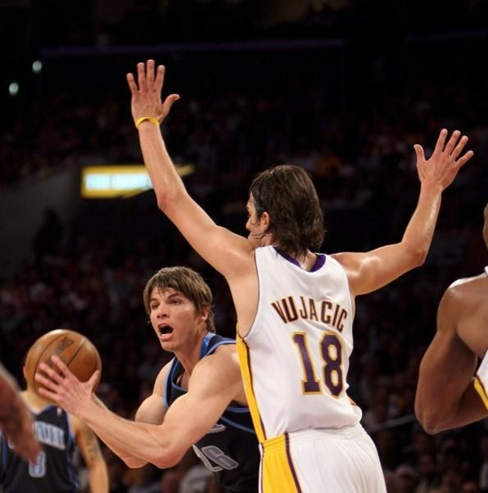 Korver y Vujacic durante el partido. (Foto: Andrew Gombert)