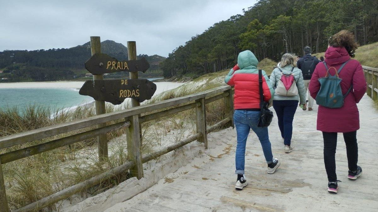 Visitantes a las Cíes, este año durante la temporada baja que finalizó ayer.