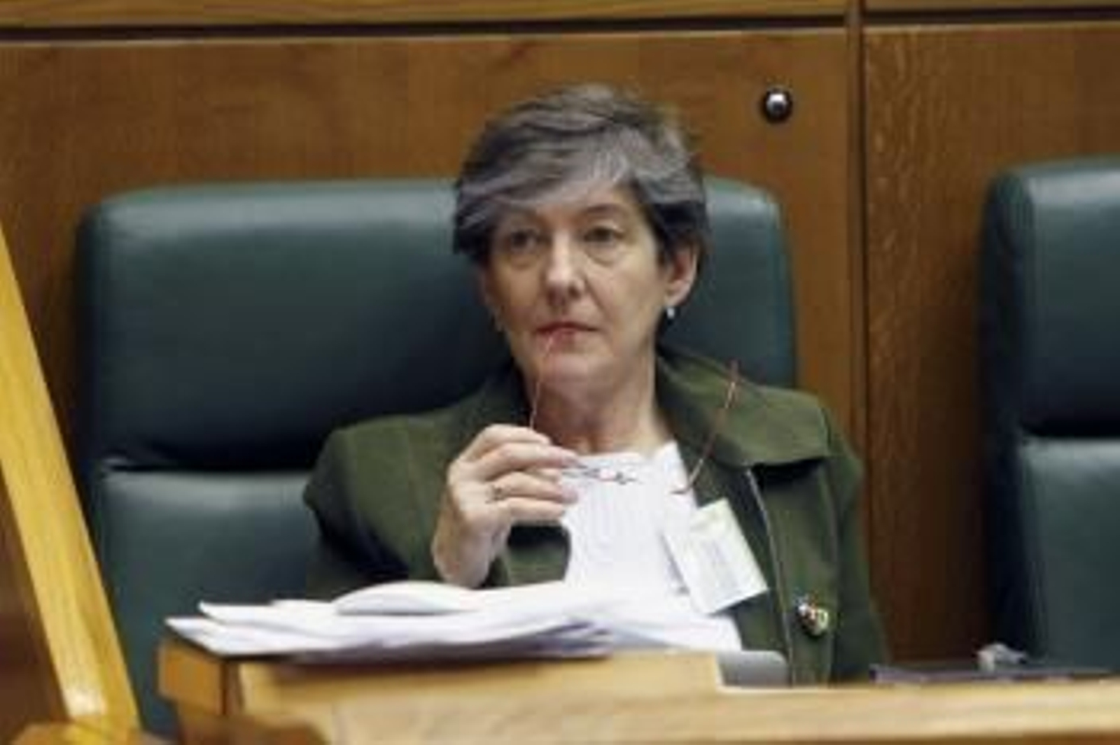 La portavoz de EH Bildu, Laura Mintegi, durante el pleno que hoy celebra el Parlamento Vasco.