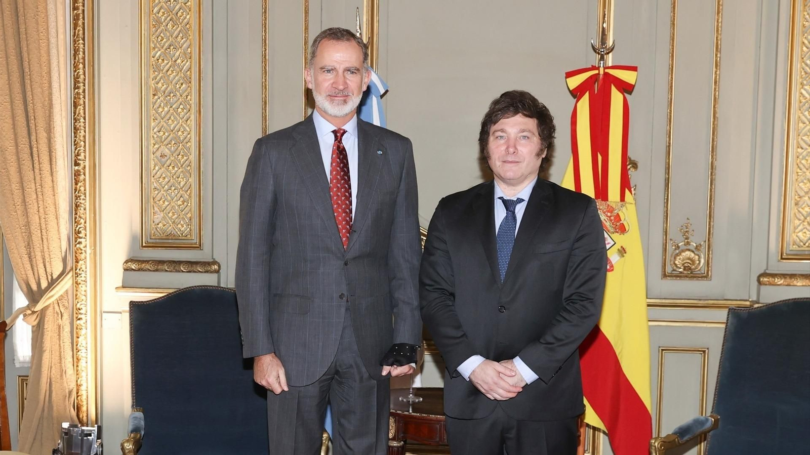 El Rey Felipe VI con el presidente electo, Javier Milei.