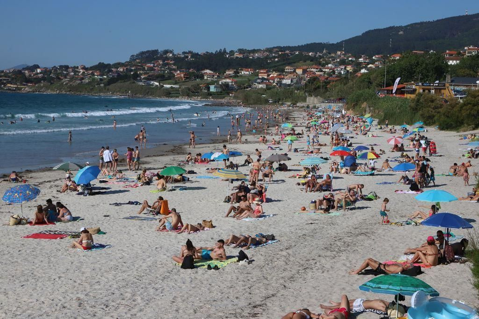 La playa de Patos a las 19 horas de ayer, en don de en multitud de puntos no se guardaba más de un metro de separación entre bañistas y toallas.