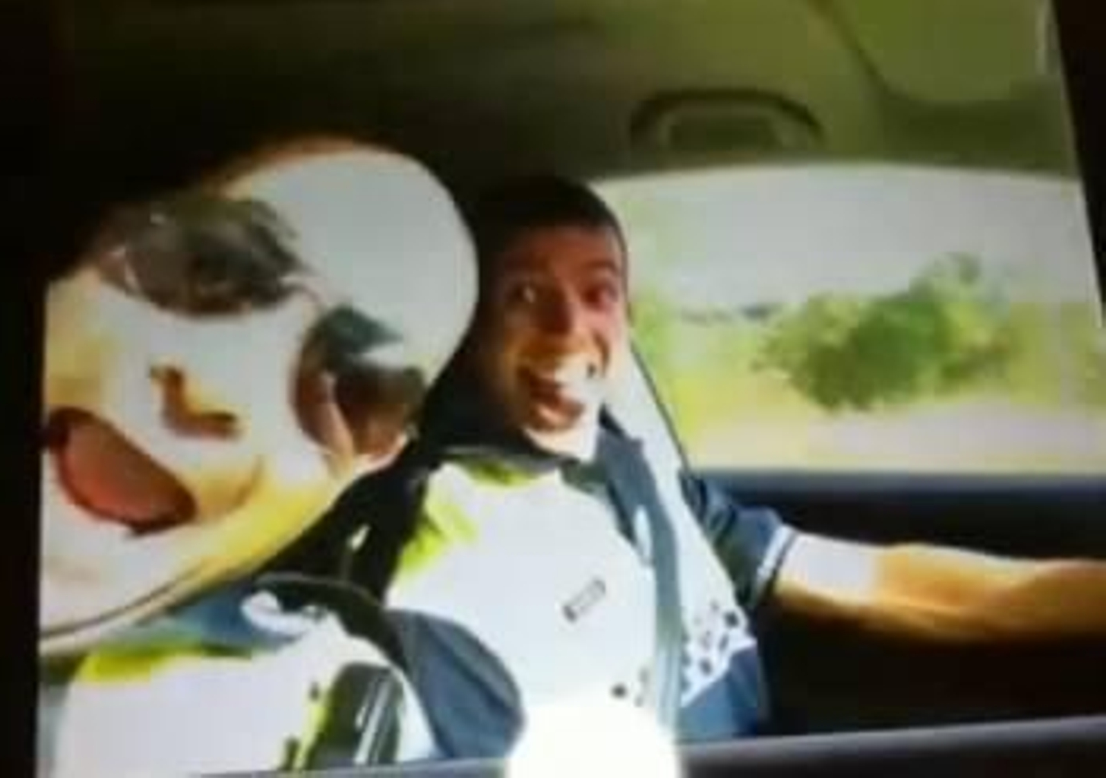 Los policías locales de Cerdanyola, protagonistas del vídeo. (Foto: YOUTUBE)