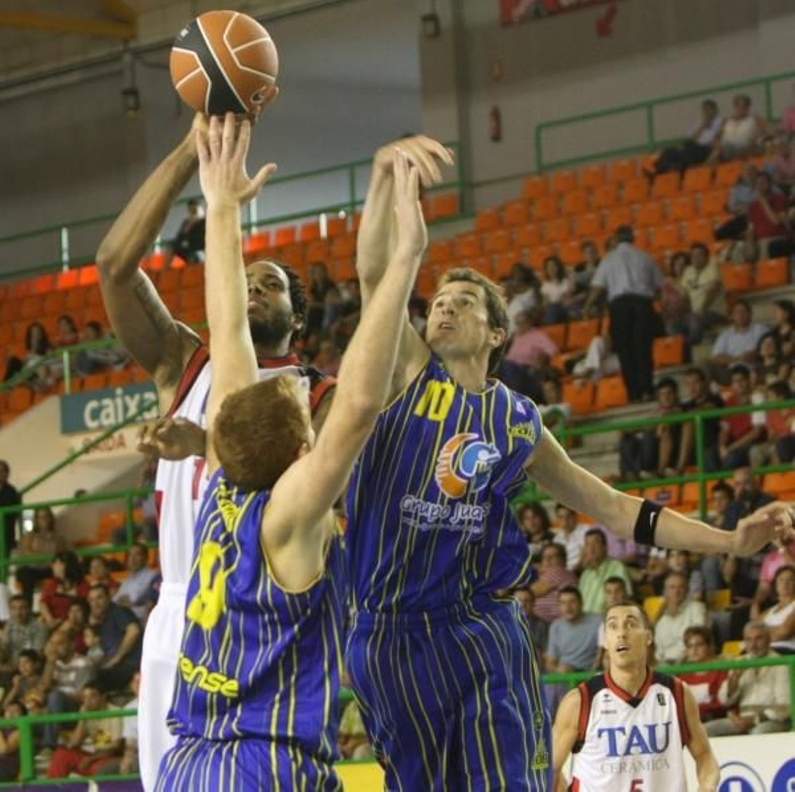 El estadounidense Will McDonald se eleva para encestar. (Foto: Miguel Ángel)