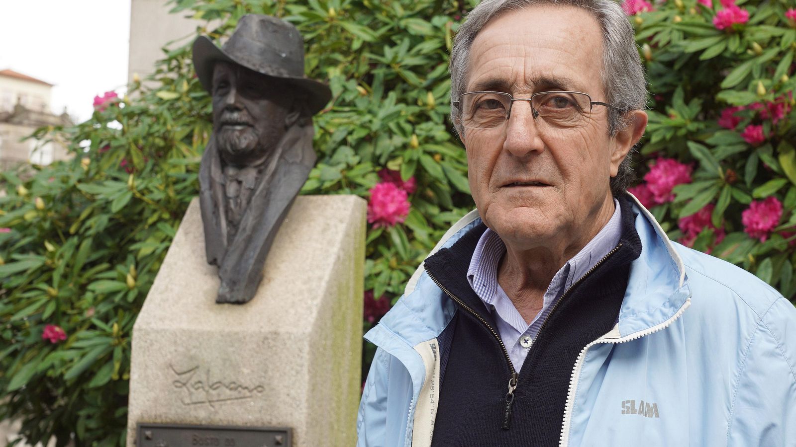 Ramón Ilarri Junquera, ante la estatua de Laxeiro, al que conoció.