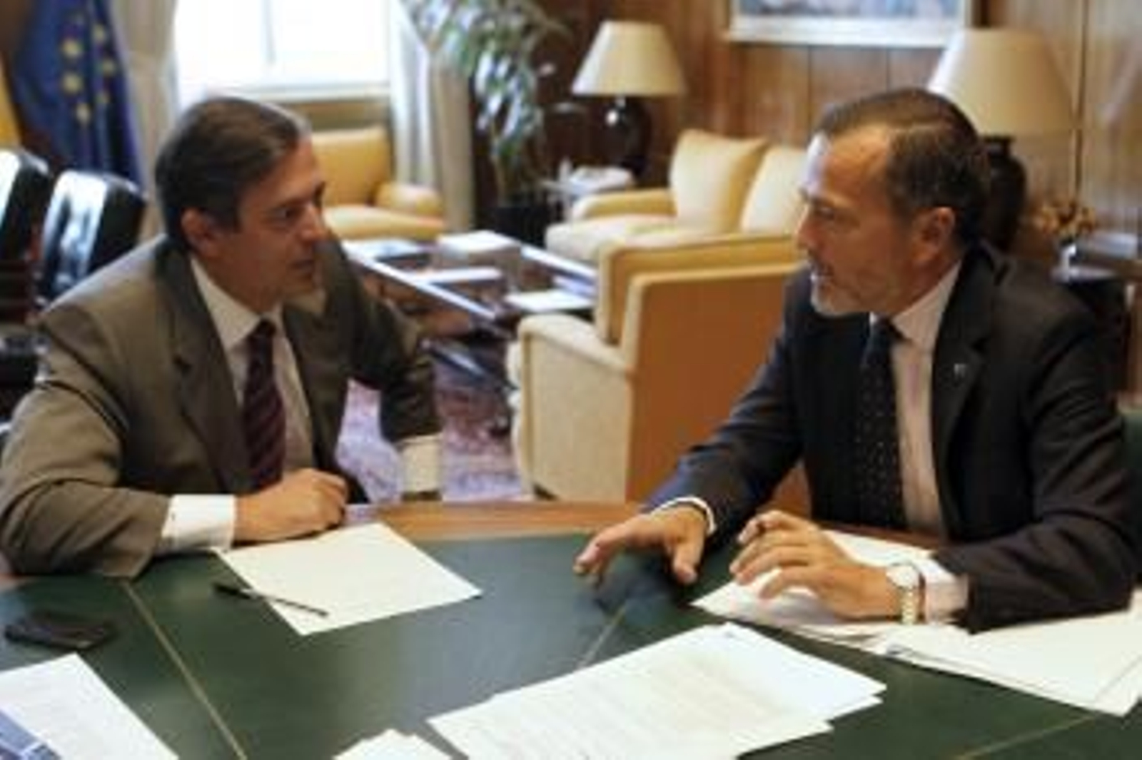 El conselleiro de Medio Ambiente, Territorio e Infraestructuras, Agustín Hernández (dcha), durante la reunión que mantuvo con el secretario de Estado de Medio Ambiente