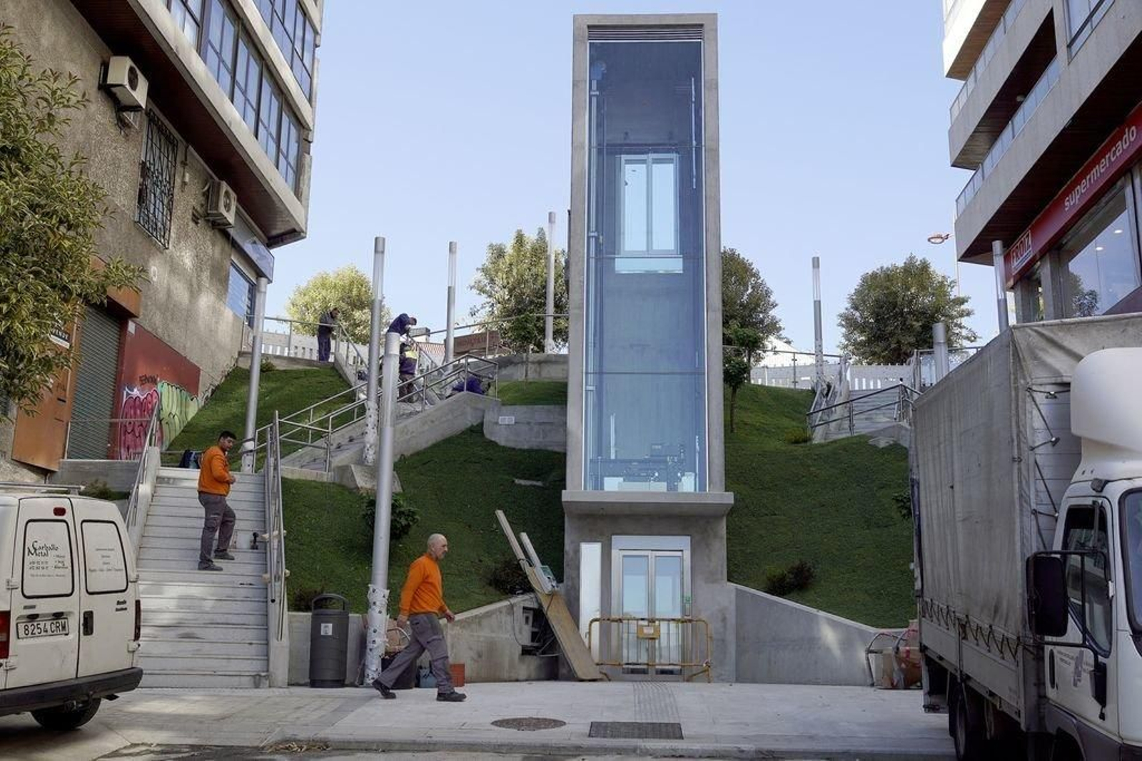 Los operarios ultiman estos días las obras del ascensor que unirá San Salvador con Pizarro.