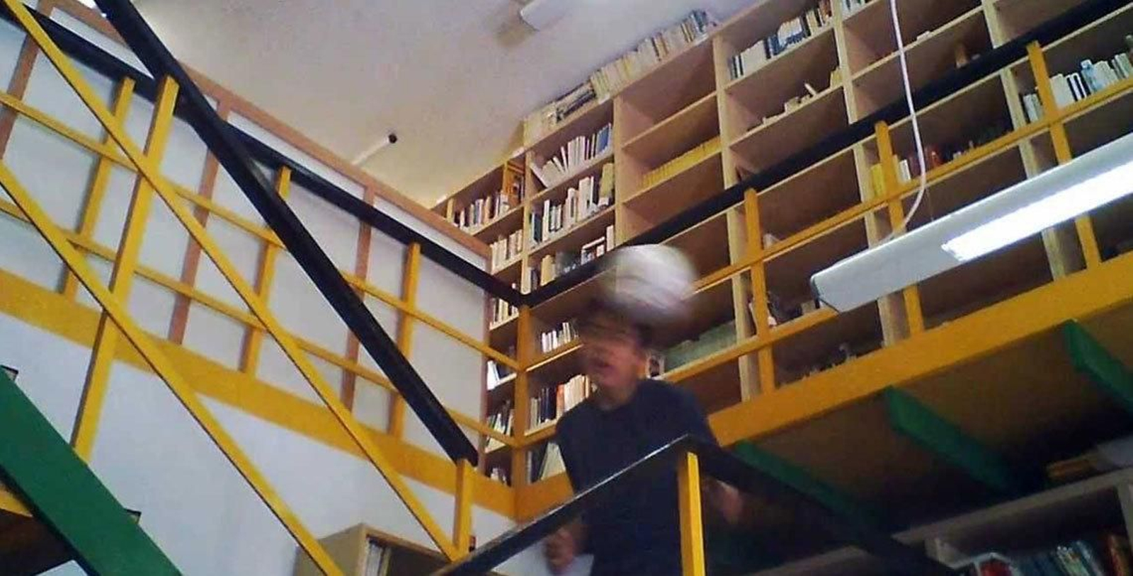 Un alumno en el interior de una de las salas de estudio del Liceo Español Cervantes de Roma.