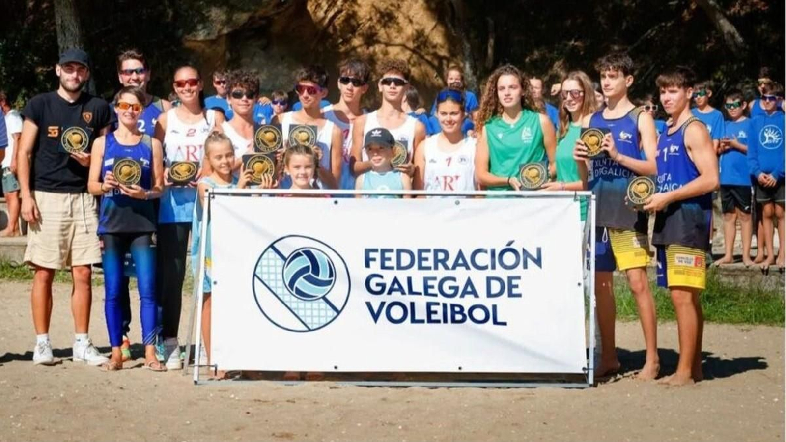 Fotografía de grupo con todos los premiados como mejores de la temporada 2023 en Galicia.