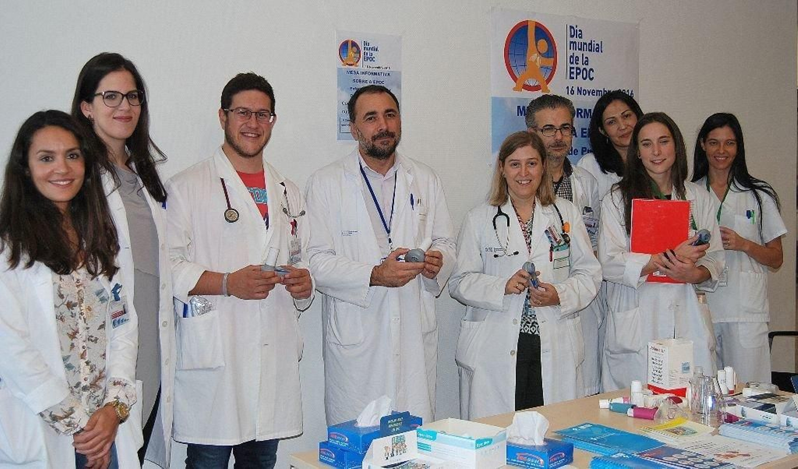 El director asistencial, Julio Comesaña, en el centro, con el equipo del servicio de Neumología.