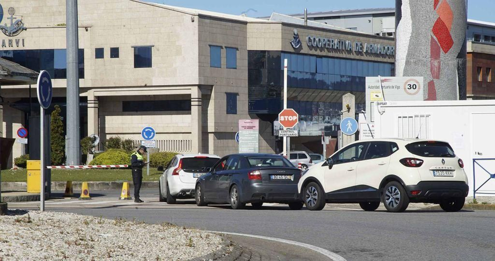 La Policía Portuaria ha extremado al máximo los controles para el acceso al interior del puerto pesquero. A partir de ahora no se puede entrar en el recinto del O Berbés sin una autorización expresa y confirmada.