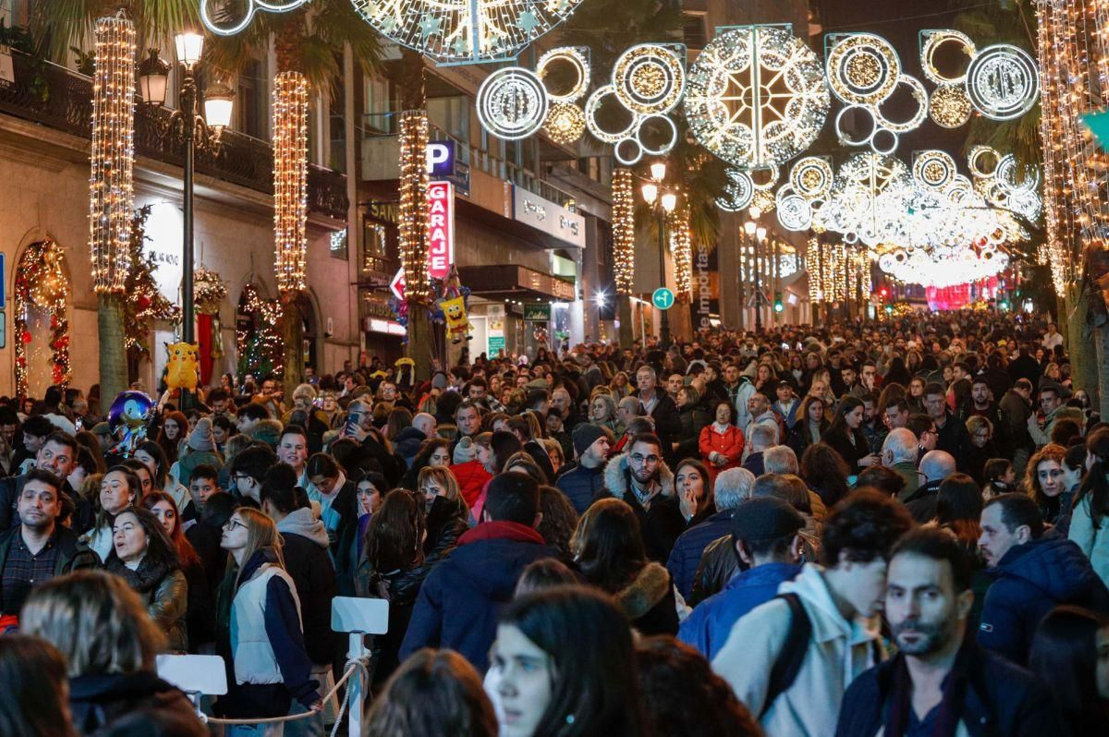 La calle Colón, llena de visitantes durante esta Navidad.
