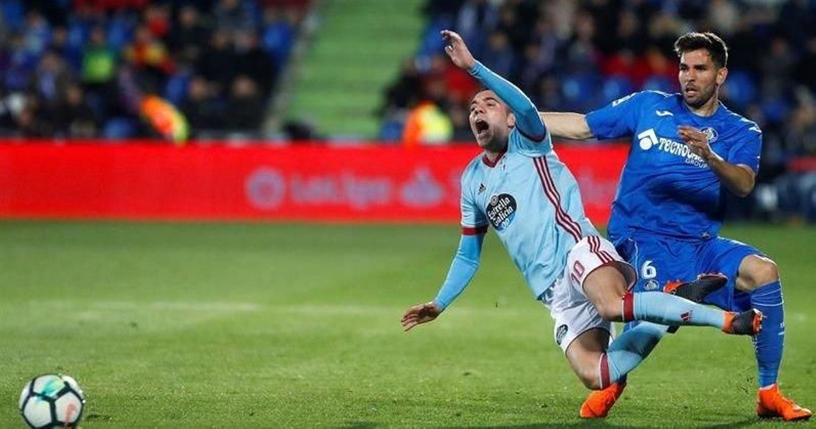 El defensa uruguayo del Getafe, Leandro Cabrera (d), pelea el balón frente al delantero del Celta de Vigo, Iago Aspas (i),