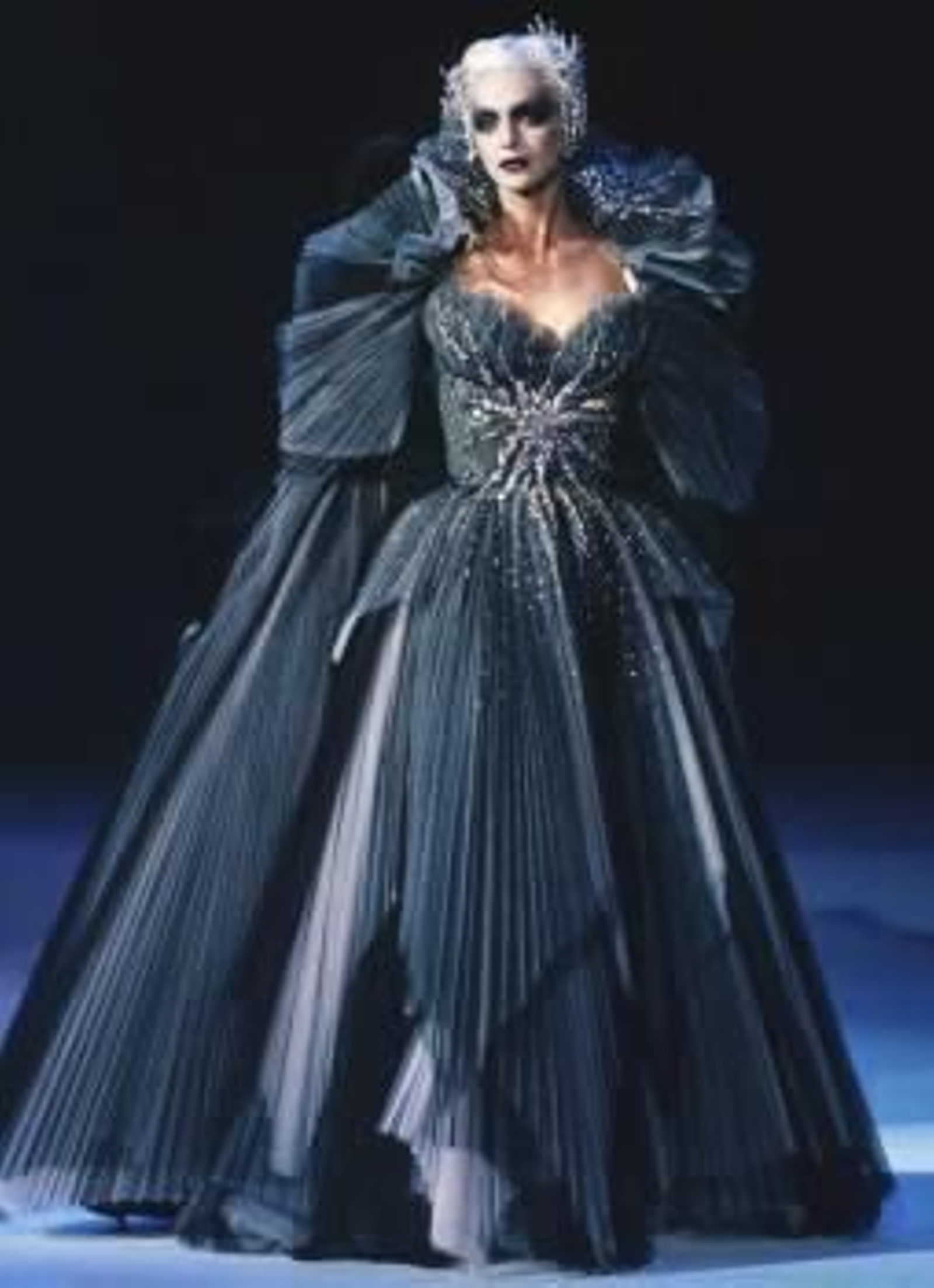 Un modelo deThierry Mugler y que ahora foma parte de la exposición presentada hoy en el Grand Trianon del palacio de Versalles. Foto: Marcio Maderia