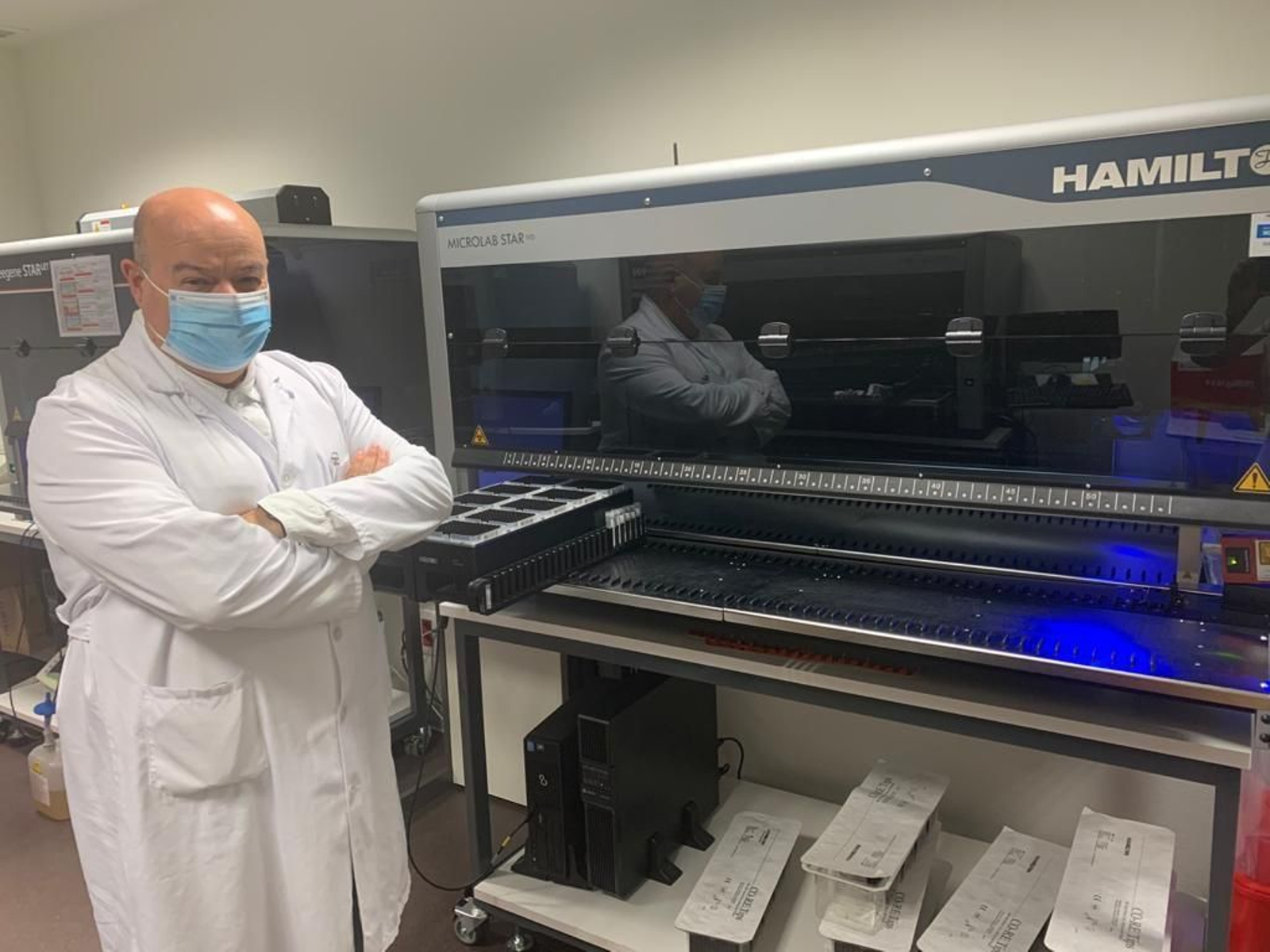 El jefe del Servicio de Microbiología, Benito Regueiro, con uno de los robots del pooling.