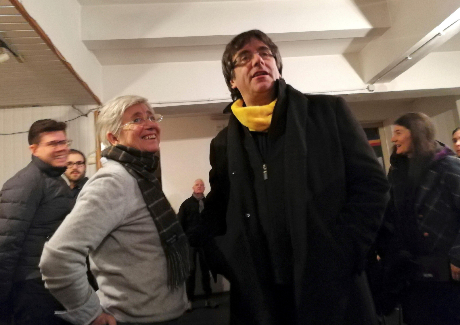 Carles Puigdemont y la exconsejera Clara Ponsati, en Bruselas.