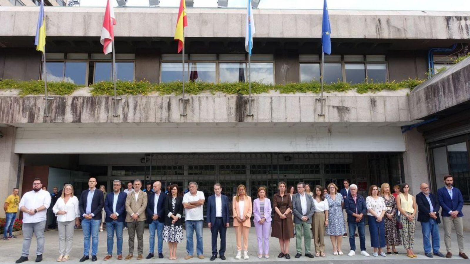 Los miembros de la Corporación municipal de Vigo, ayer, durante el minuto de silencio en la Praza do Rei.