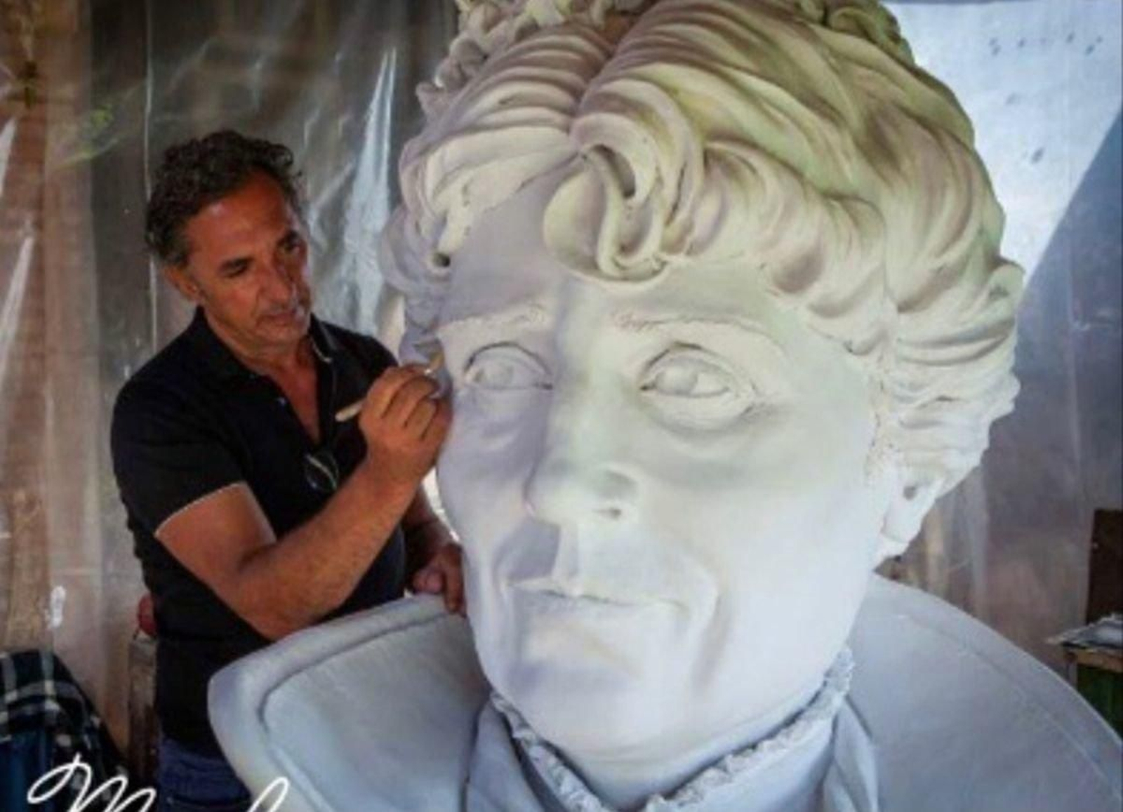 Molares, con la figura previa del busto de Rosalía de Castro.