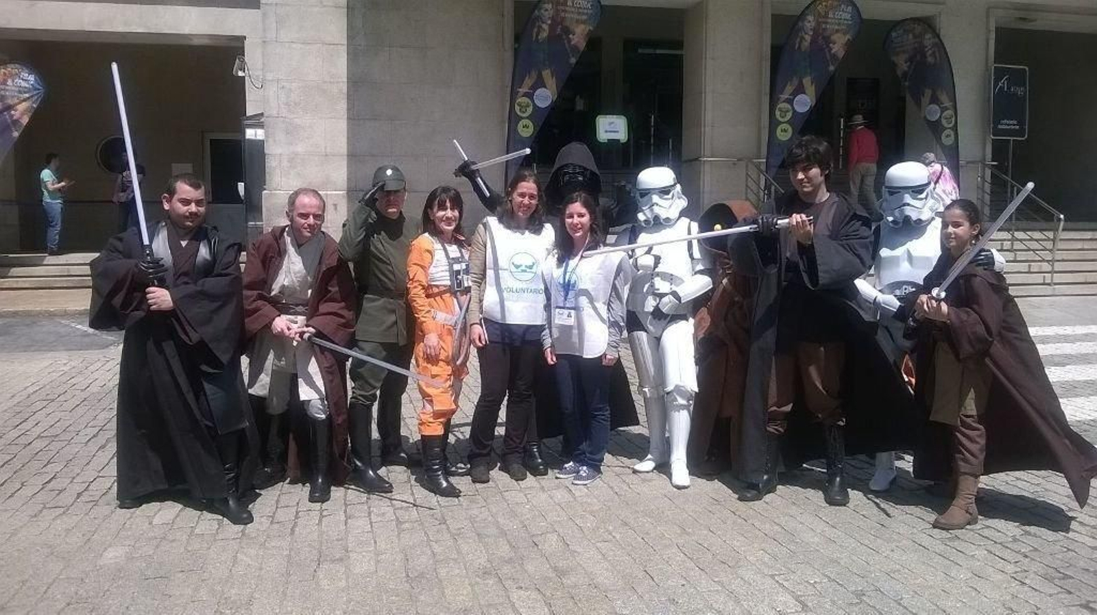 La tropa Korriban Star War colaboró con los voluntarios del Banco de Alimentos en la recogida de ayer.