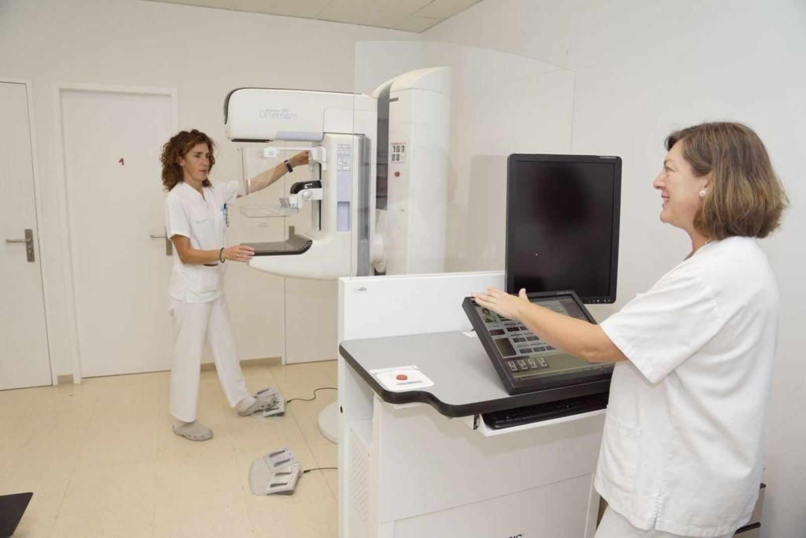 Dos profesionales en la Unidad de Mama del Meixoeiro.