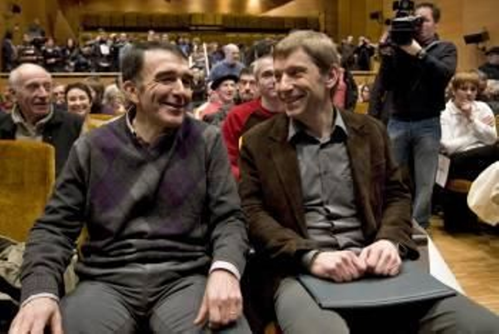 Los dirigentes abertzales Íñigo Iruin (i.) y Rubi Etxeberría momentos antes de presentar los estatutos. (Foto: ALFREDO ALDAI)