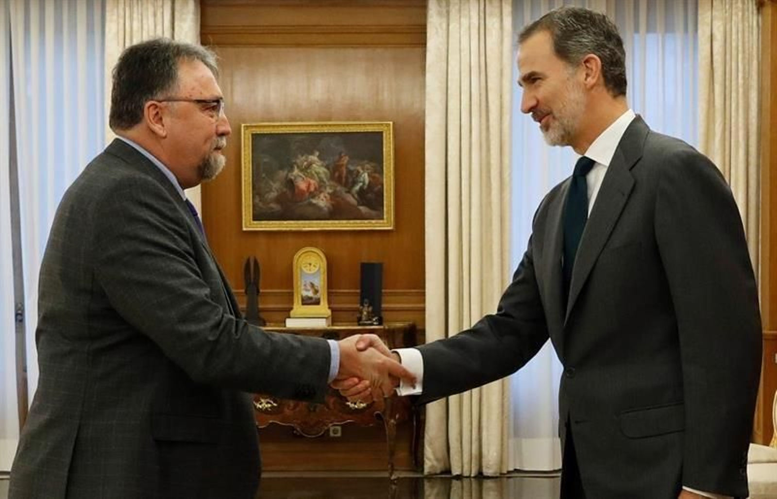 El rey Felipe recibe al diputado de Foro Asturias Isidro Martínez Oblanca (i)