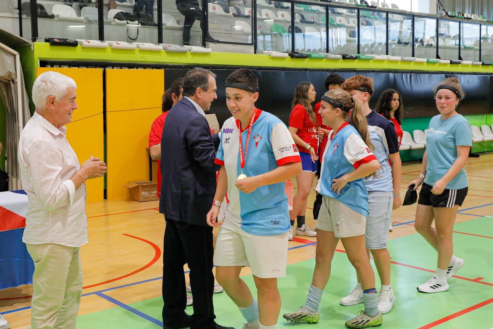 Abel Caballero haciendo entrega de las medallas.