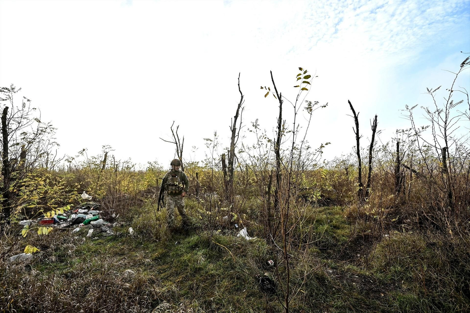 Un soldado ucraniano en el campo de batalla