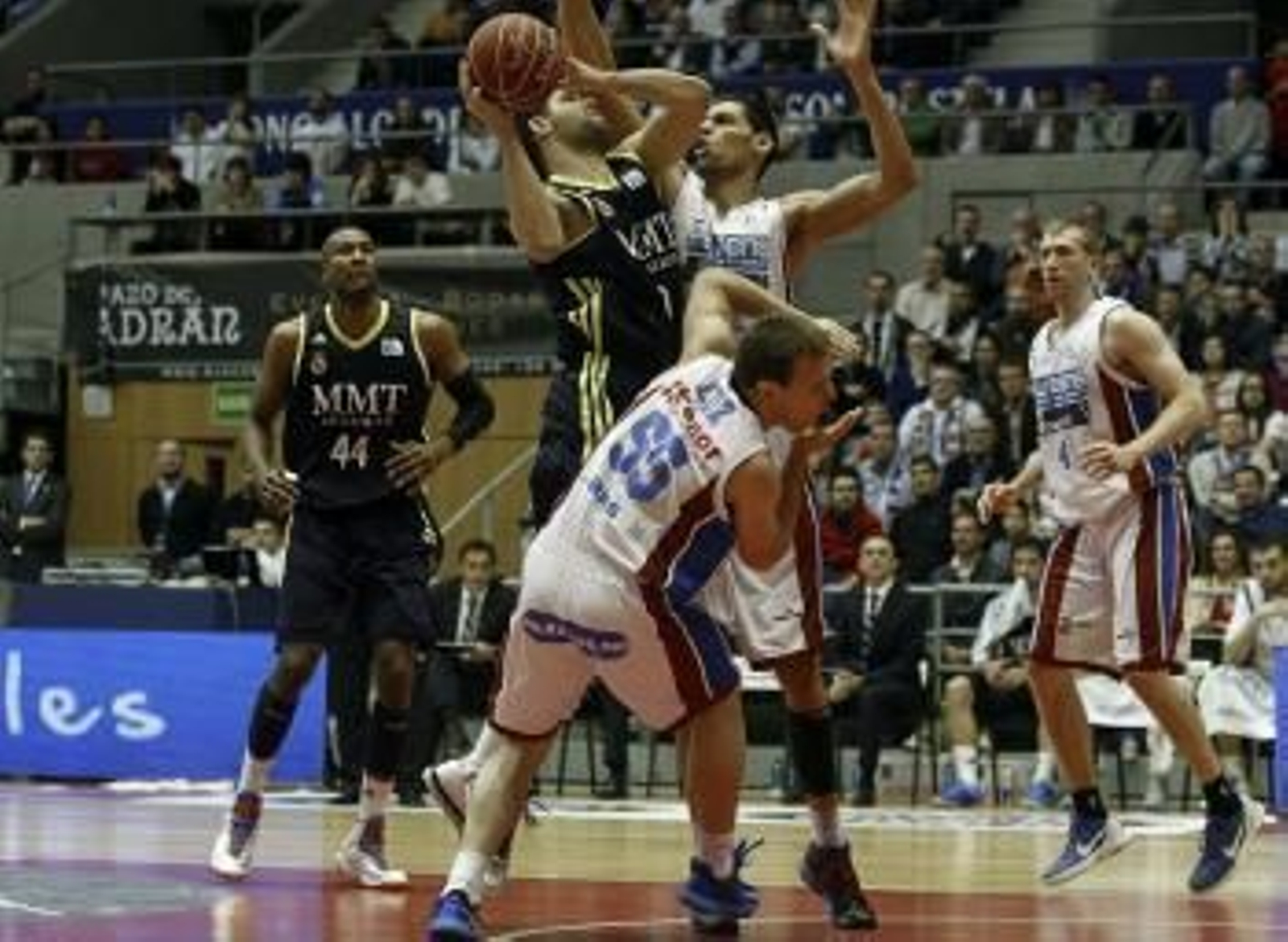 El ala pívot del Real Madrid Felipe Reyes bajo canasta presionado por el pívot tunecino del Blussens Monbus (Foto: EFE)