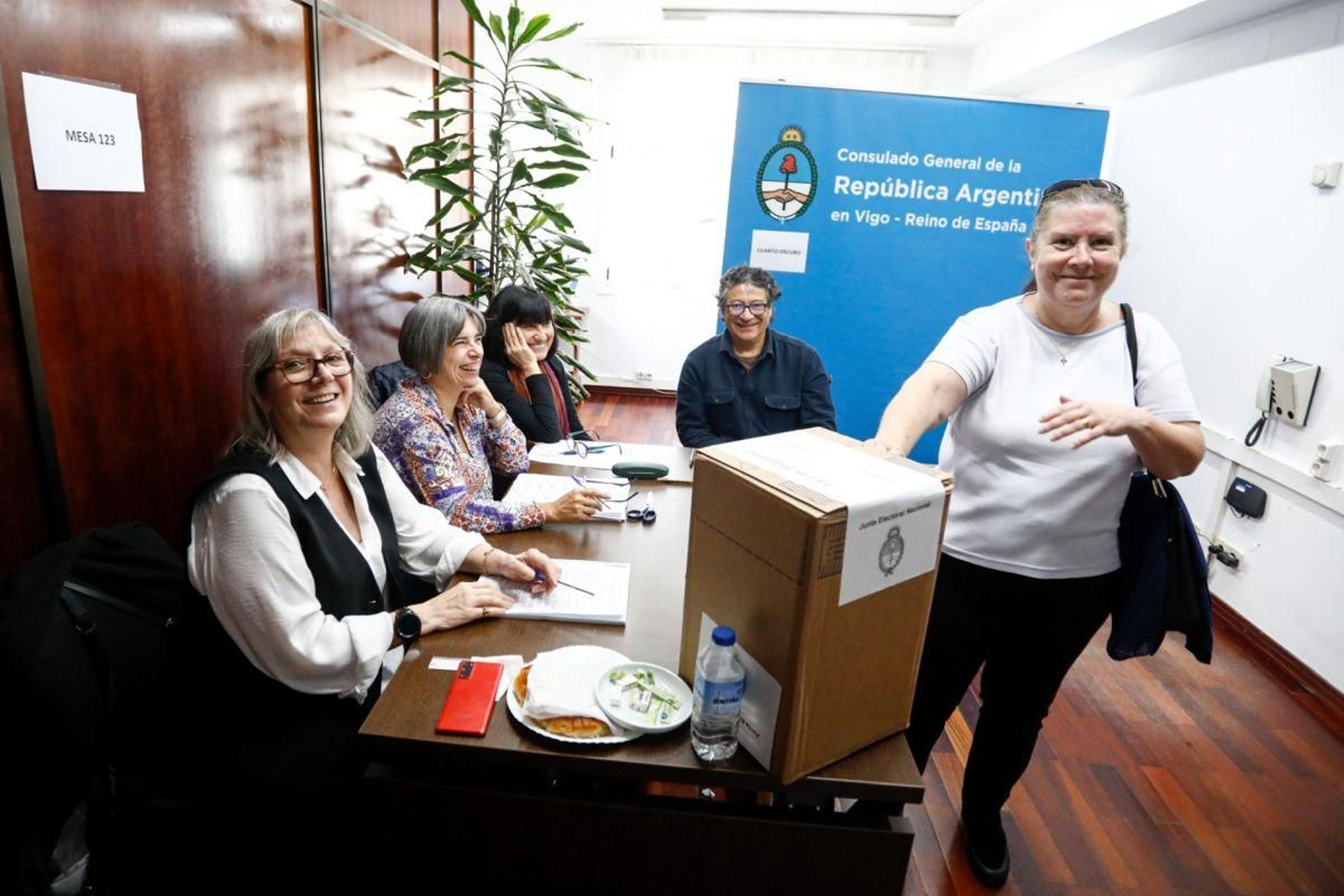 Un momento de la votación ayer en el Consulado de Vigo.